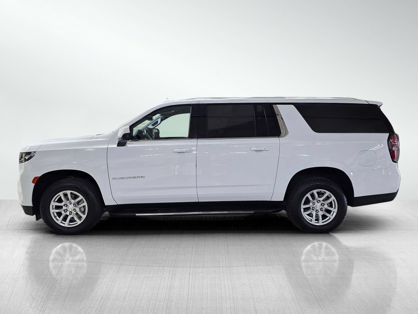 Used 2023 Chevrolet Suburban LS RWD image 4