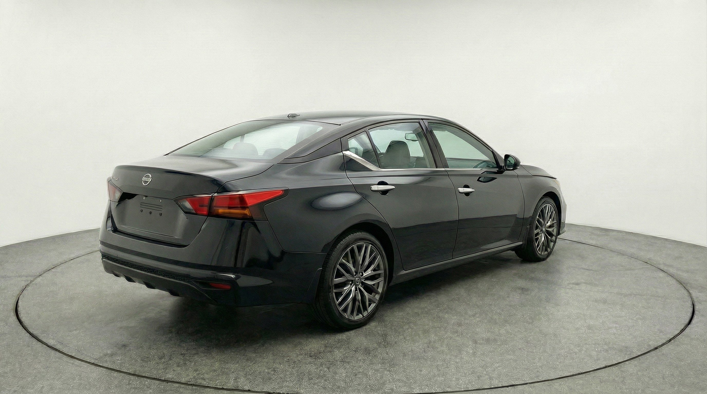 Used 2025 Nissan Altima 2.5 SV image 9