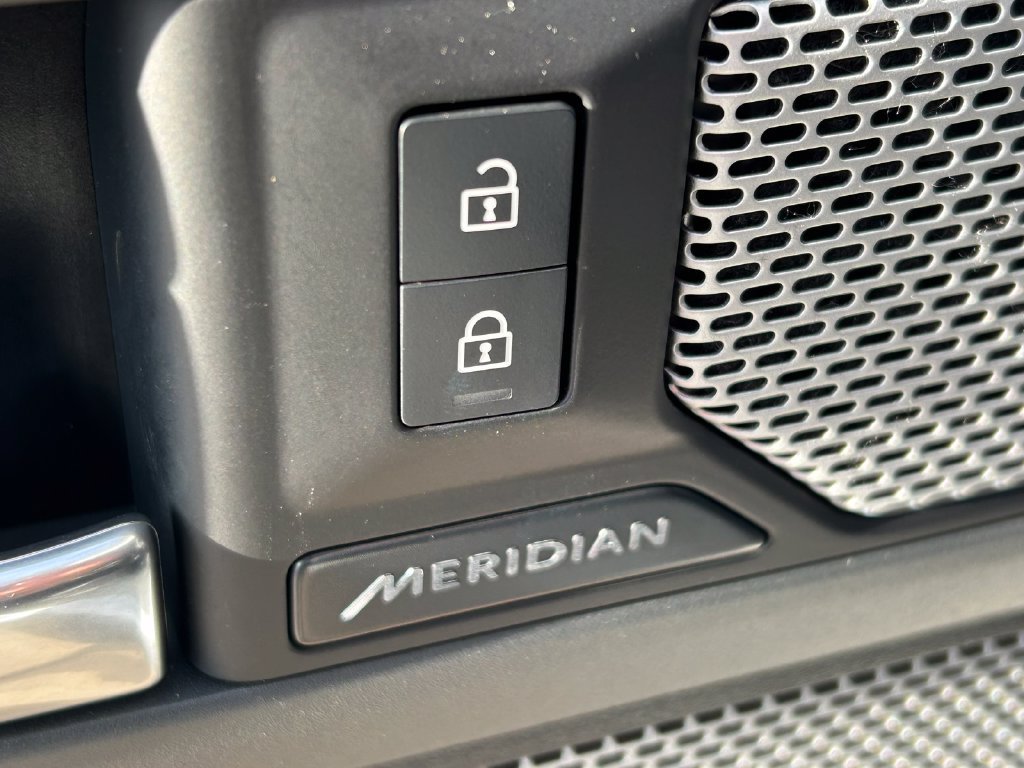 Used 2024 Land Rover Defender 130 X-Dynamic SE AWD/4WD image 27