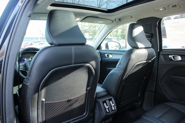 Used 2025 Volvo XC40 B5 Plus image 35