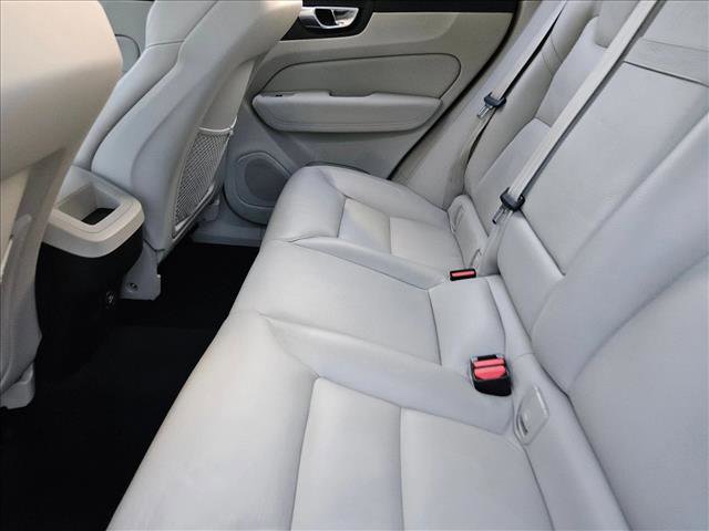 Used 2019 Volvo XC60 T5 Momentum w/ Multimedia Package FWD image 18