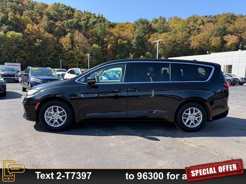 Used 2024 Chrysler Pacifica Touring-L image 8