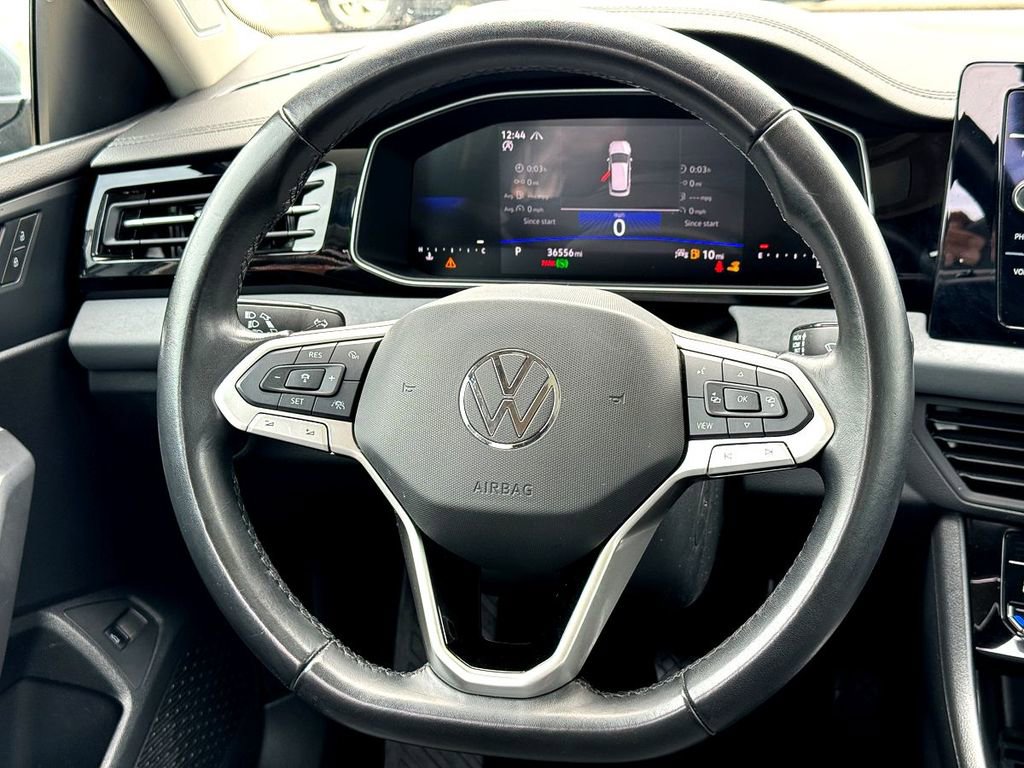 Used 2025 Volkswagen Jetta SE FWD image 29