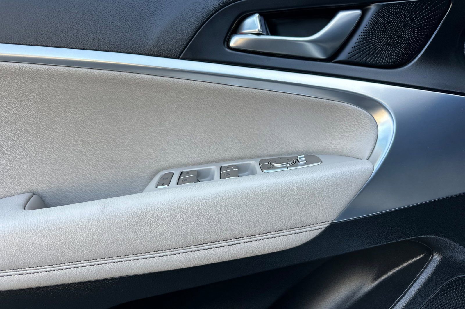 Used 2022 Genesis G70 2.0T RWD image 13