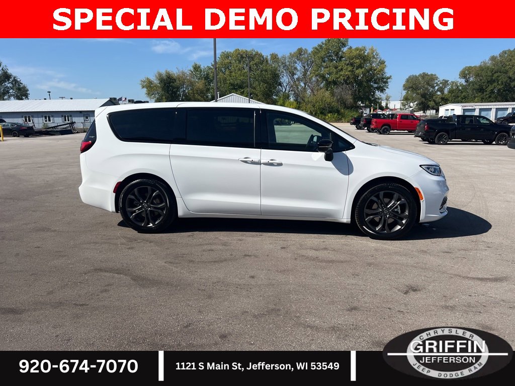 New 2026 Chrysler Pacifica Select image 12