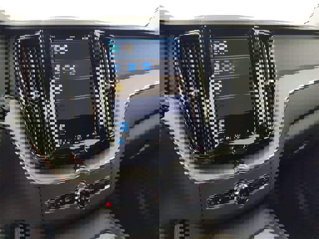 Used 2025 Volvo XC60 T8 Plus w/ Protection Package Premier image 21