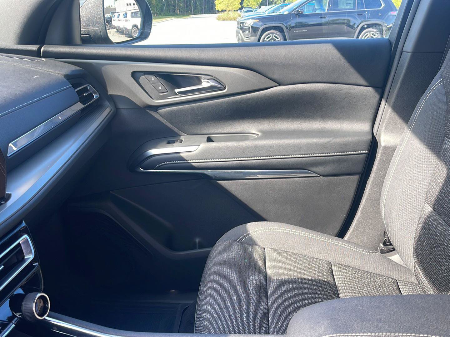 Used 2025 Chevrolet Traverse LT w/ LPO, Floor Liner Package FWD image 31