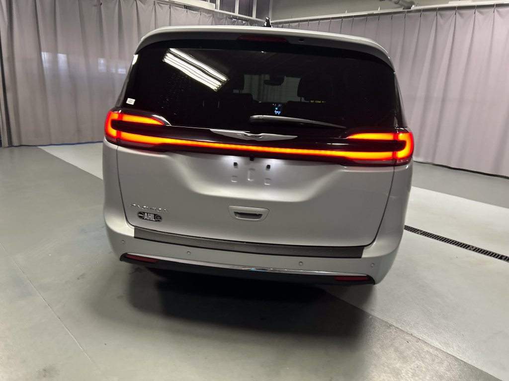 Used 2026 Chrysler Pacifica Select FWD image 6