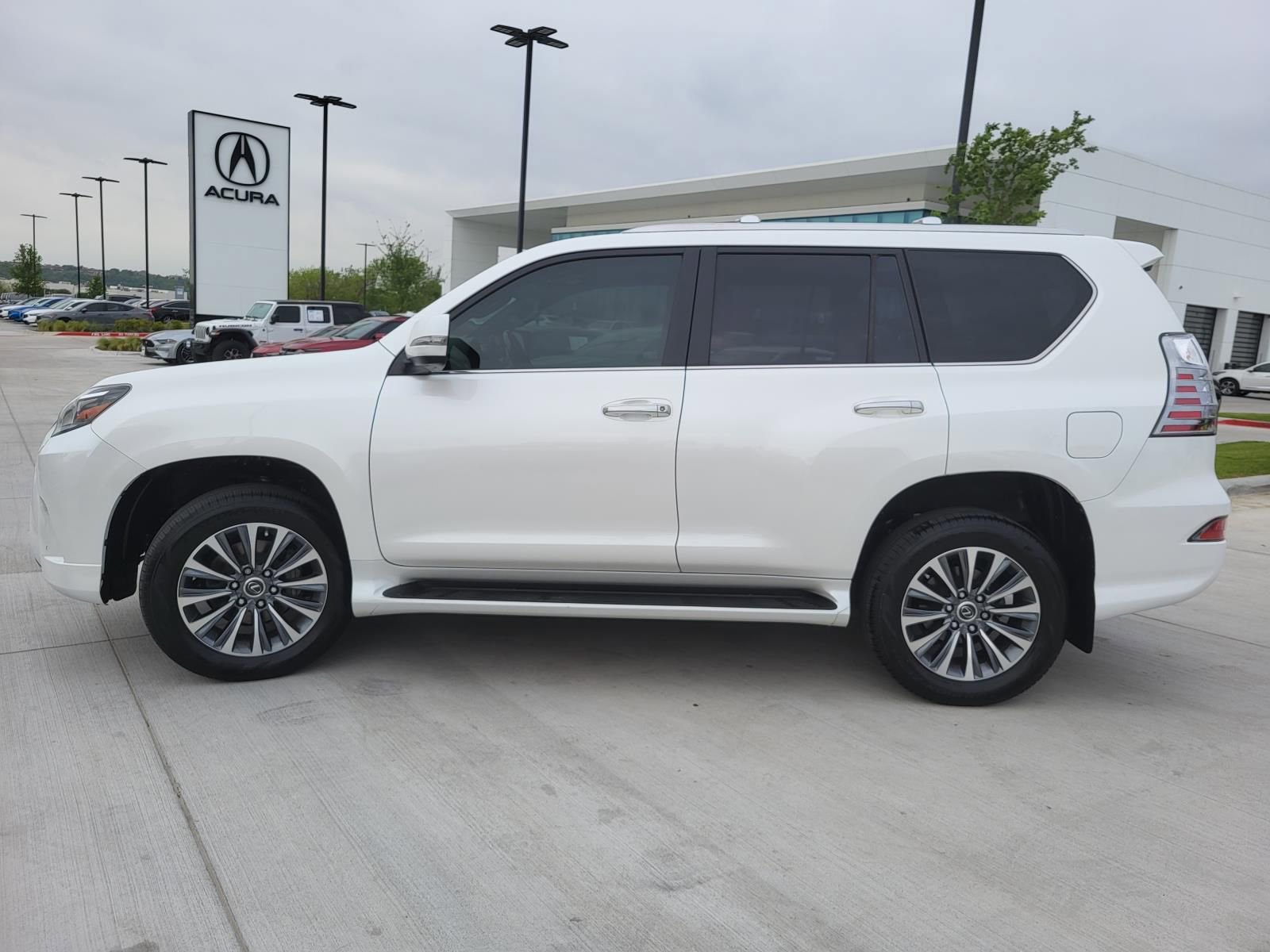 Used 2023 Lexus GX 460 Luxury w/ Accessory Package AWD/4WD image 3
