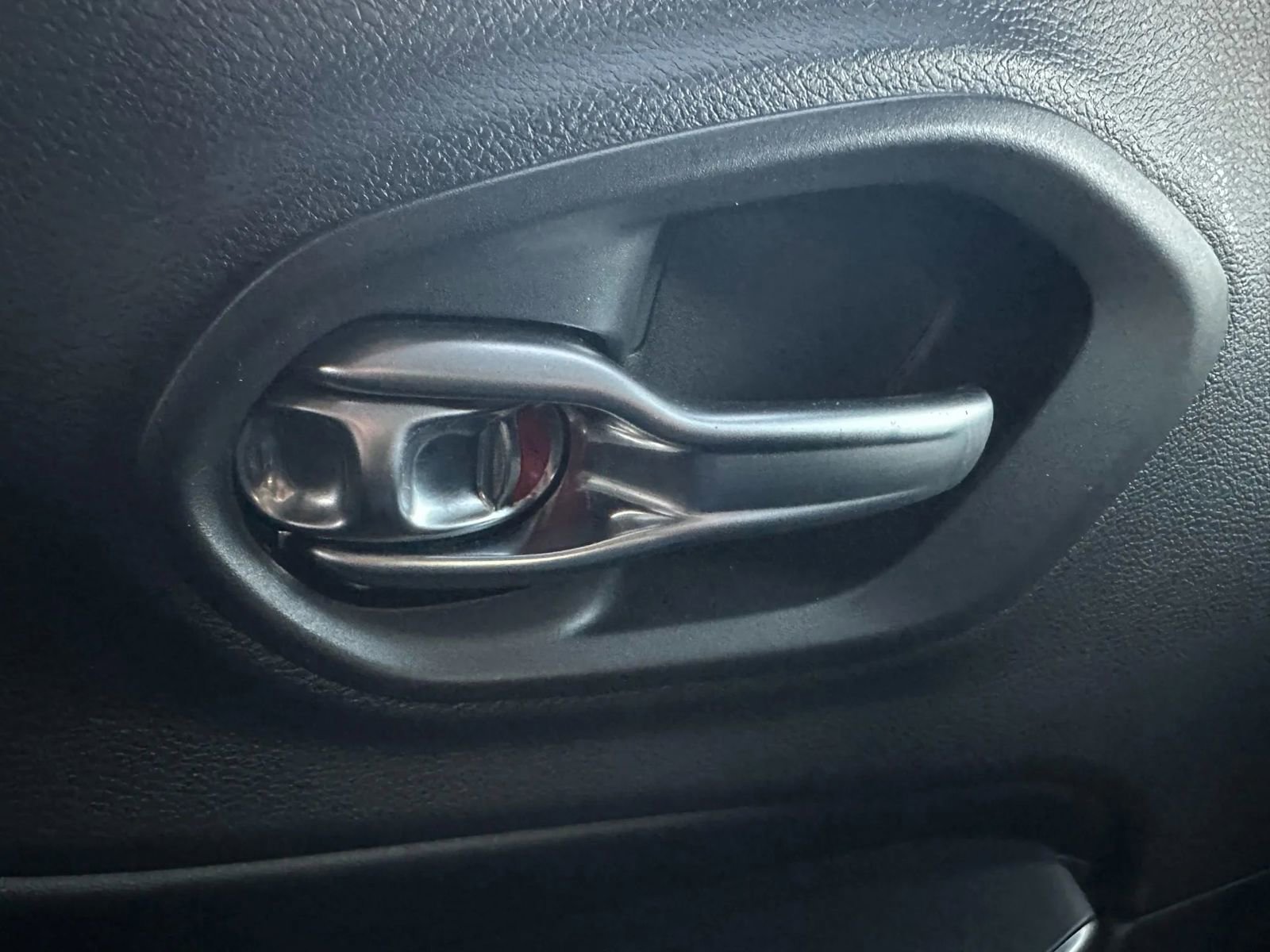 Used 2020 Jeep Cherokee Limited image 34