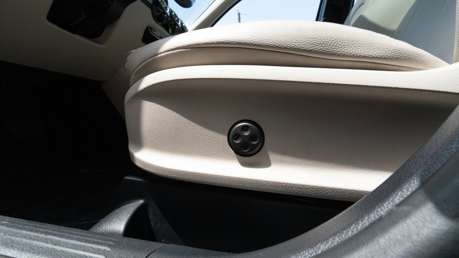 Used 2021 Mercedes-Benz GLB 250 4MATIC w/ Premium Package image 31