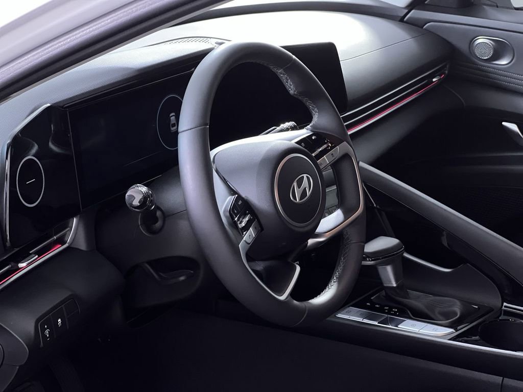 Used 2025 Hyundai Elantra SEL image 24