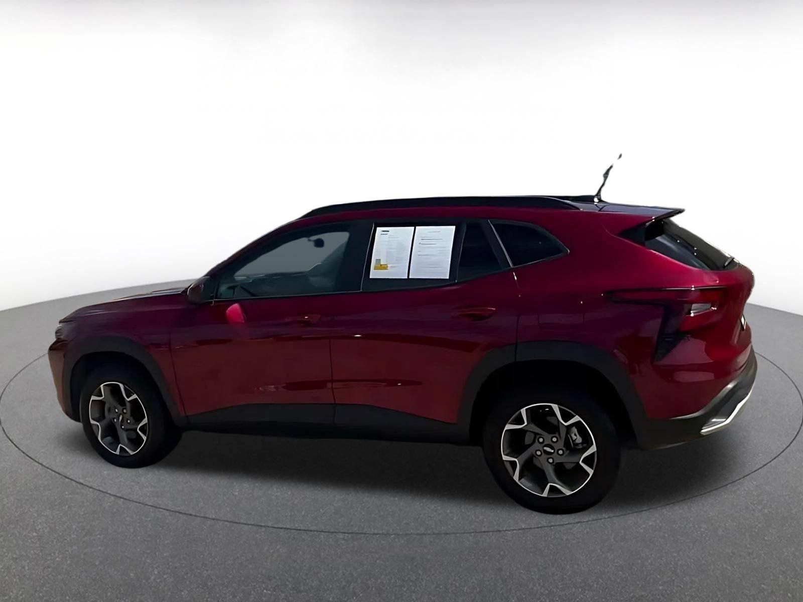 Used 2025 Chevrolet Trax LT w/ LT Convenience Package FWD image 6