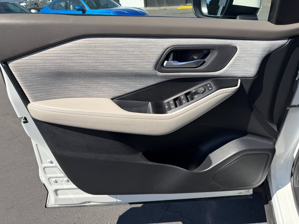Used 2023 Nissan Rogue SV FWD image 12