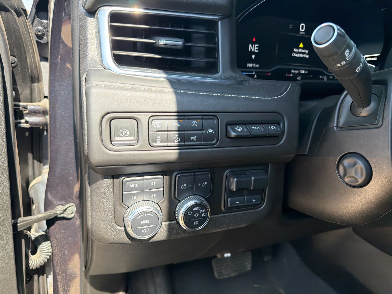 Used 2023 GMC Yukon XL Denali Ultimate AWD/4WD image 10