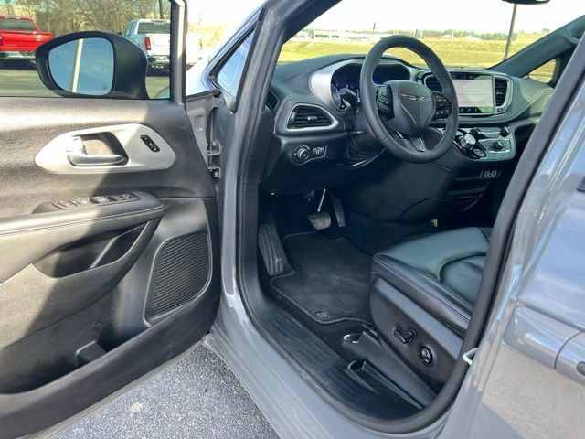 Used 2023 Chrysler Pacifica Touring-L w/ S Appearance Package image 10