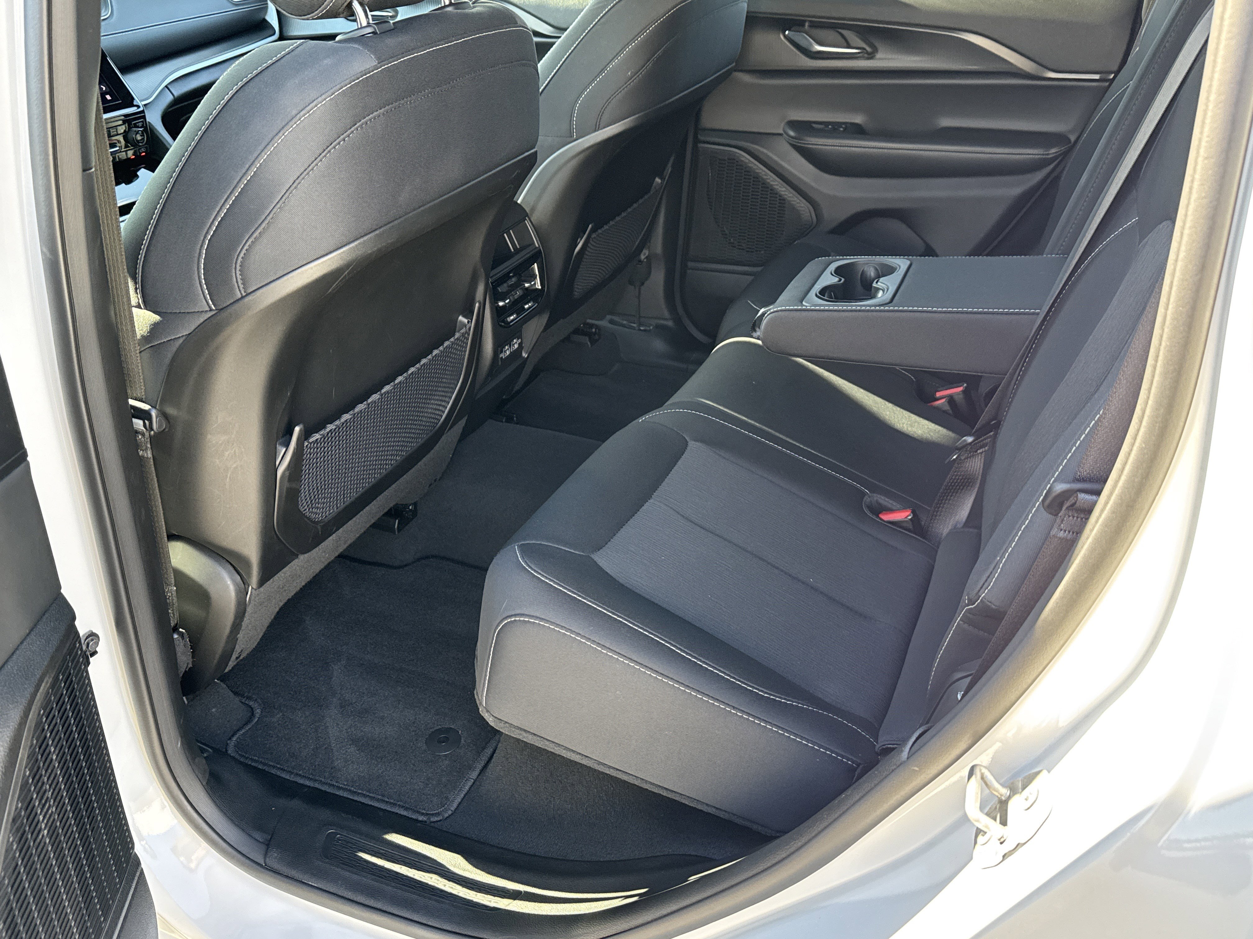 Used 2025 Jeep Grand Cherokee Laredo w/ Luxury Tech Group I image 24