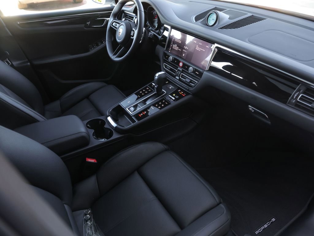 Certified 2025 Porsche Macan image 38