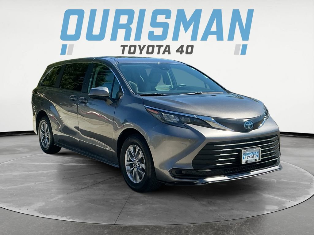 Used 2024 Toyota Sienna LE image 1