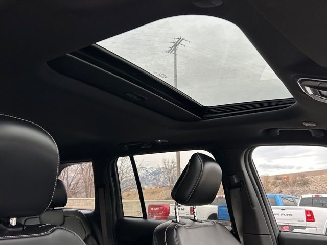 Used 2023 Jeep Grand Cherokee Altitude image 13