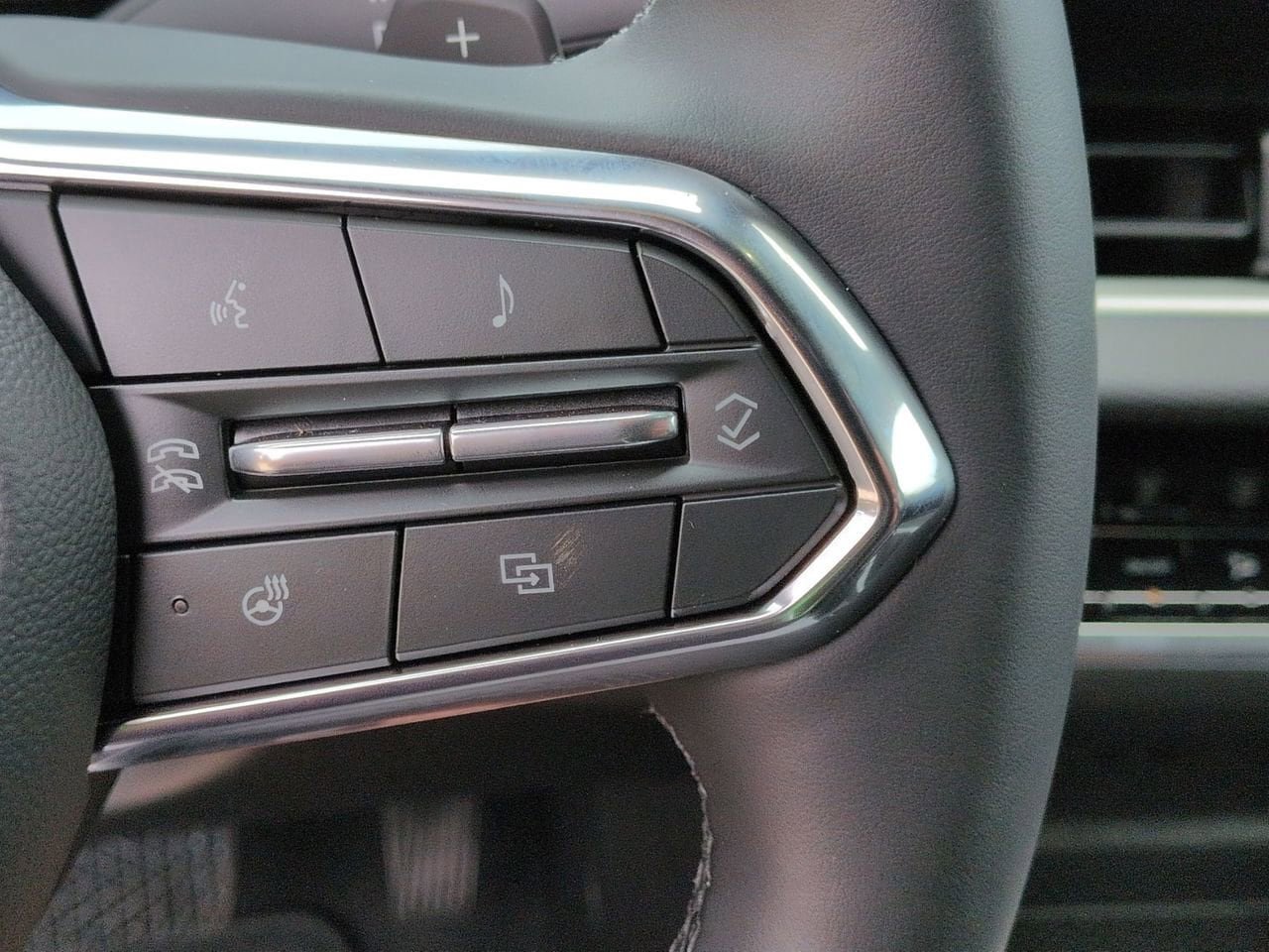 New 2026 Chevrolet Equinox LT w/ Safety and Technology Package FWD image 12