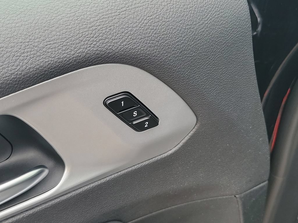 Used 2025 Chrysler Pacifica Limited FWD image 13