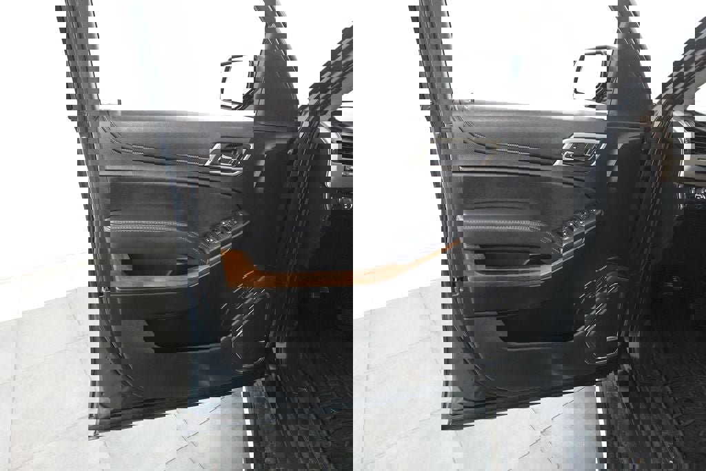 Used 2019 GMC Yukon Denali w/ Denali Ultimate Package image 8