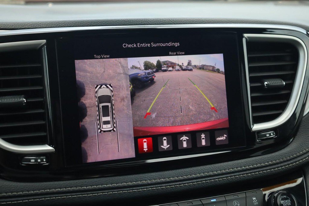 Used 2021 Chrysler Pacifica Touring-L w/ Premium & Safety Sphere Group FWD image 16