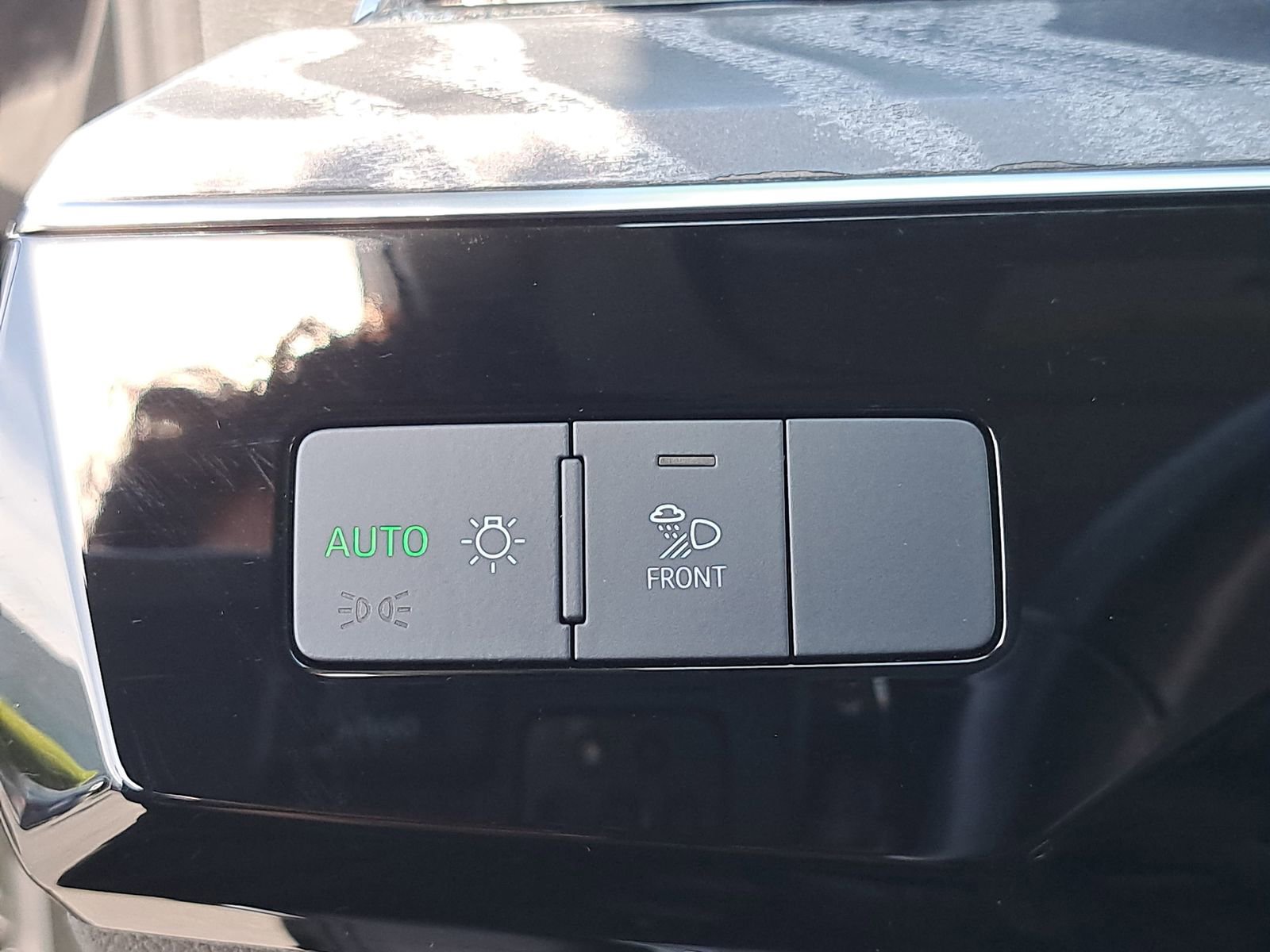 Certified 2023 Audi e-tron Premium w/ Convenience Plus Package image 29