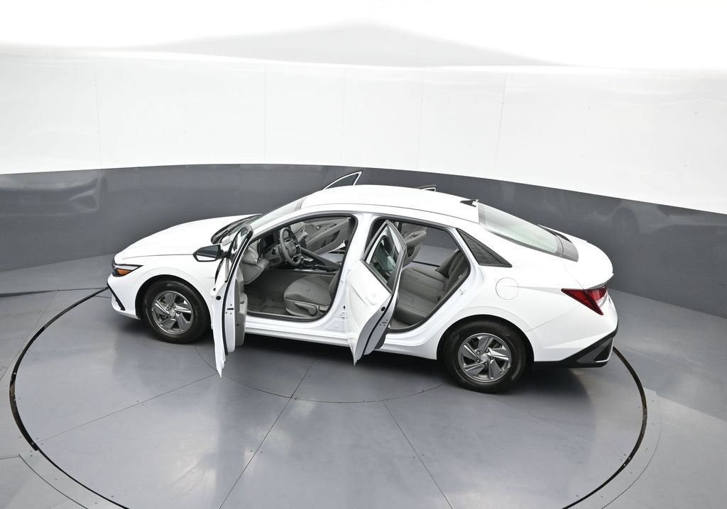 Certified 2025 Hyundai Elantra SE w/ Cargo Package FWD image 43