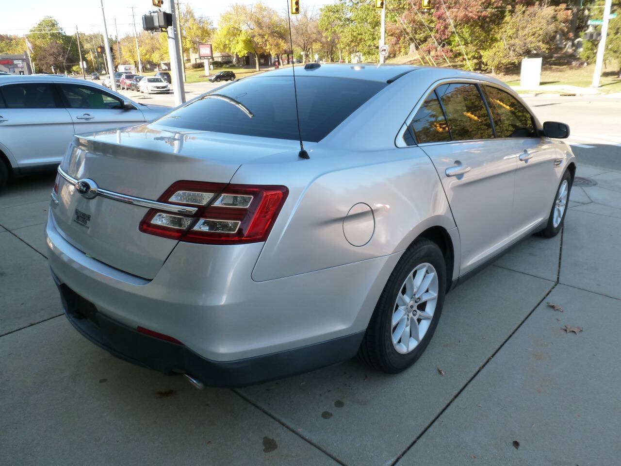 Used 2015 Ford Taurus SE FWD image 2