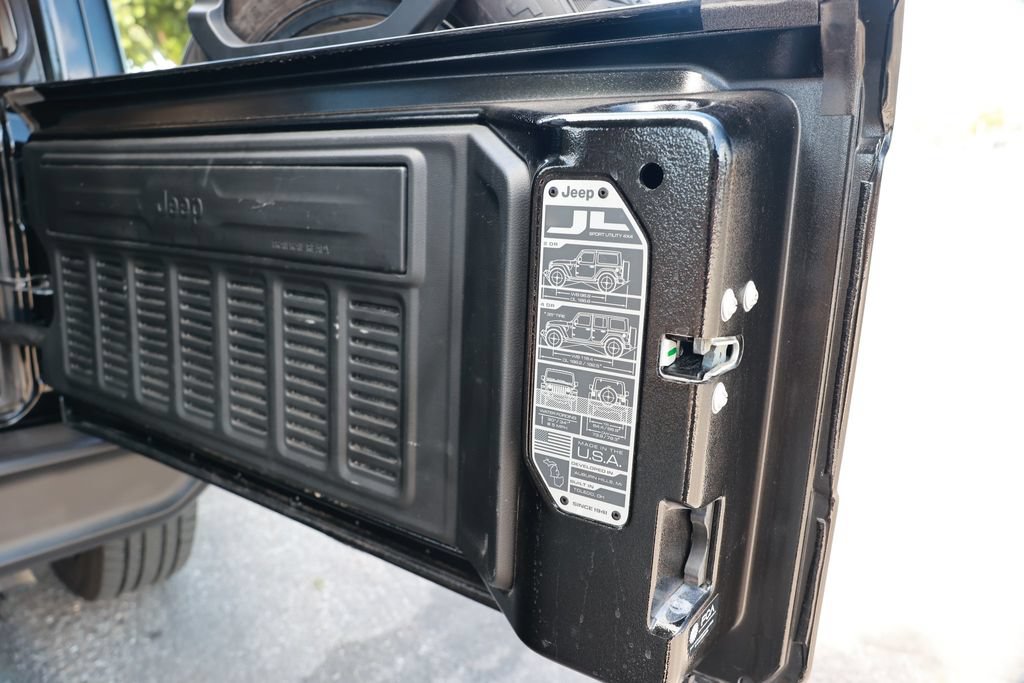 Used 2025 Jeep Wrangler Unlimited Sahara AWD/4WD image 42