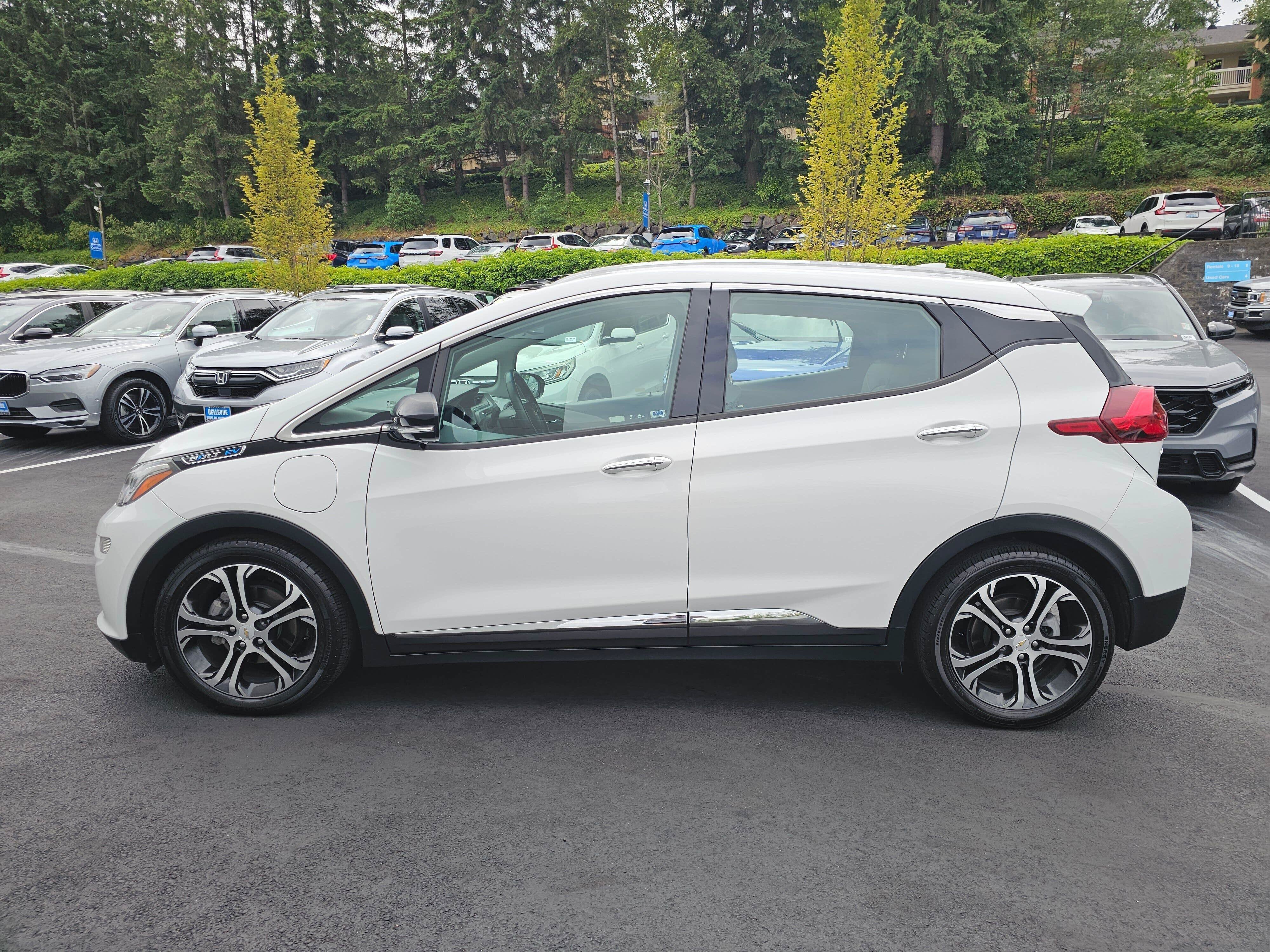 Used 2019 Chevrolet Bolt Premier w/ Infotainment Package FWD image 4