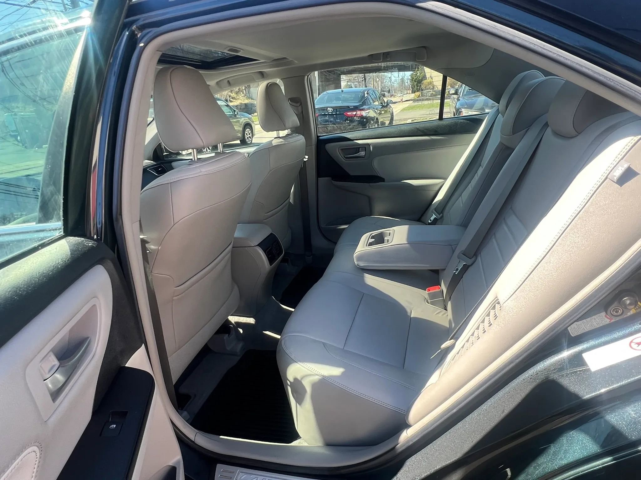 Used 2017 Toyota Camry XLE w/ Moonroof Package FWD image 28