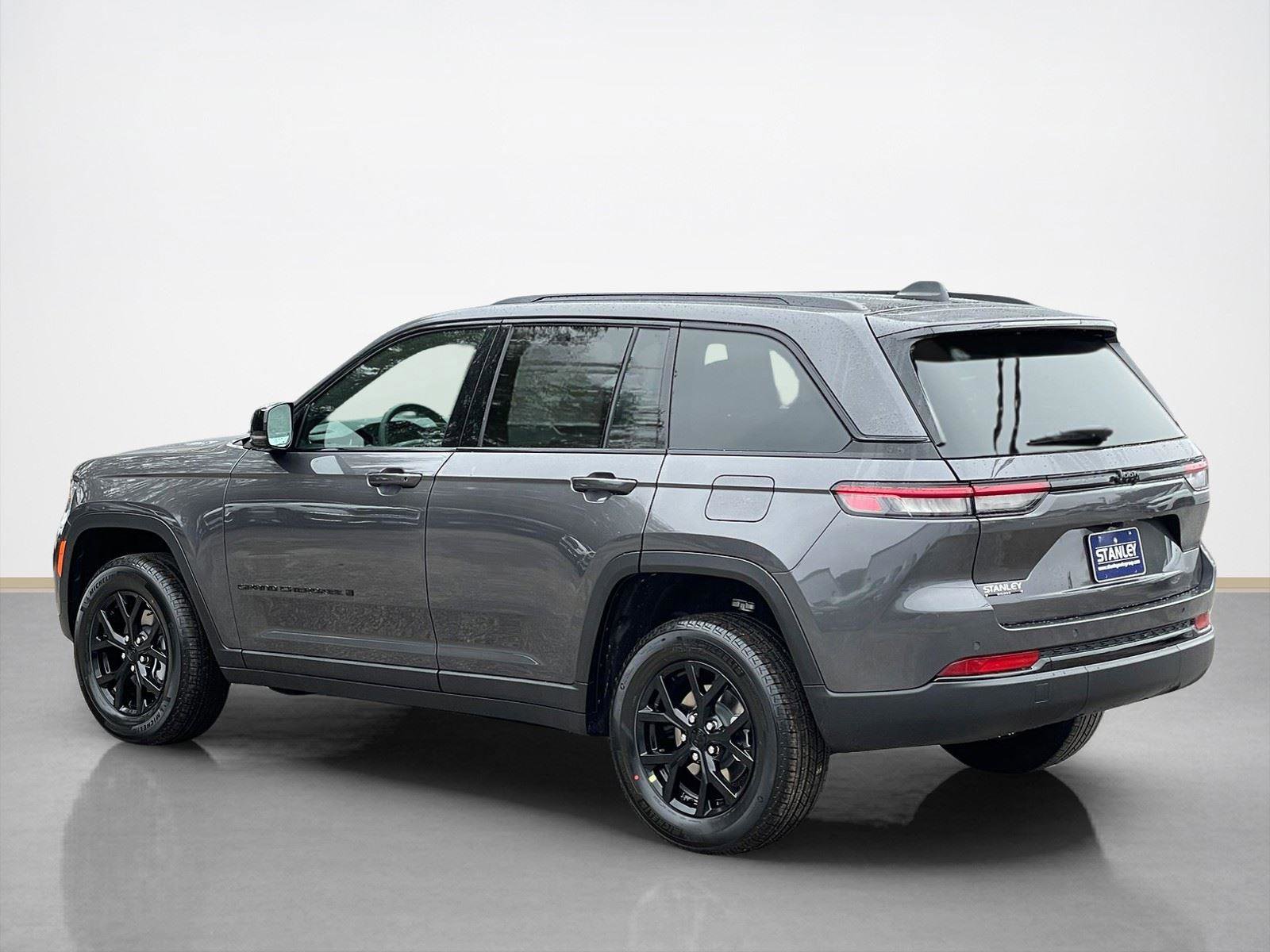 New 2025 Jeep Grand Cherokee Altitude image 5