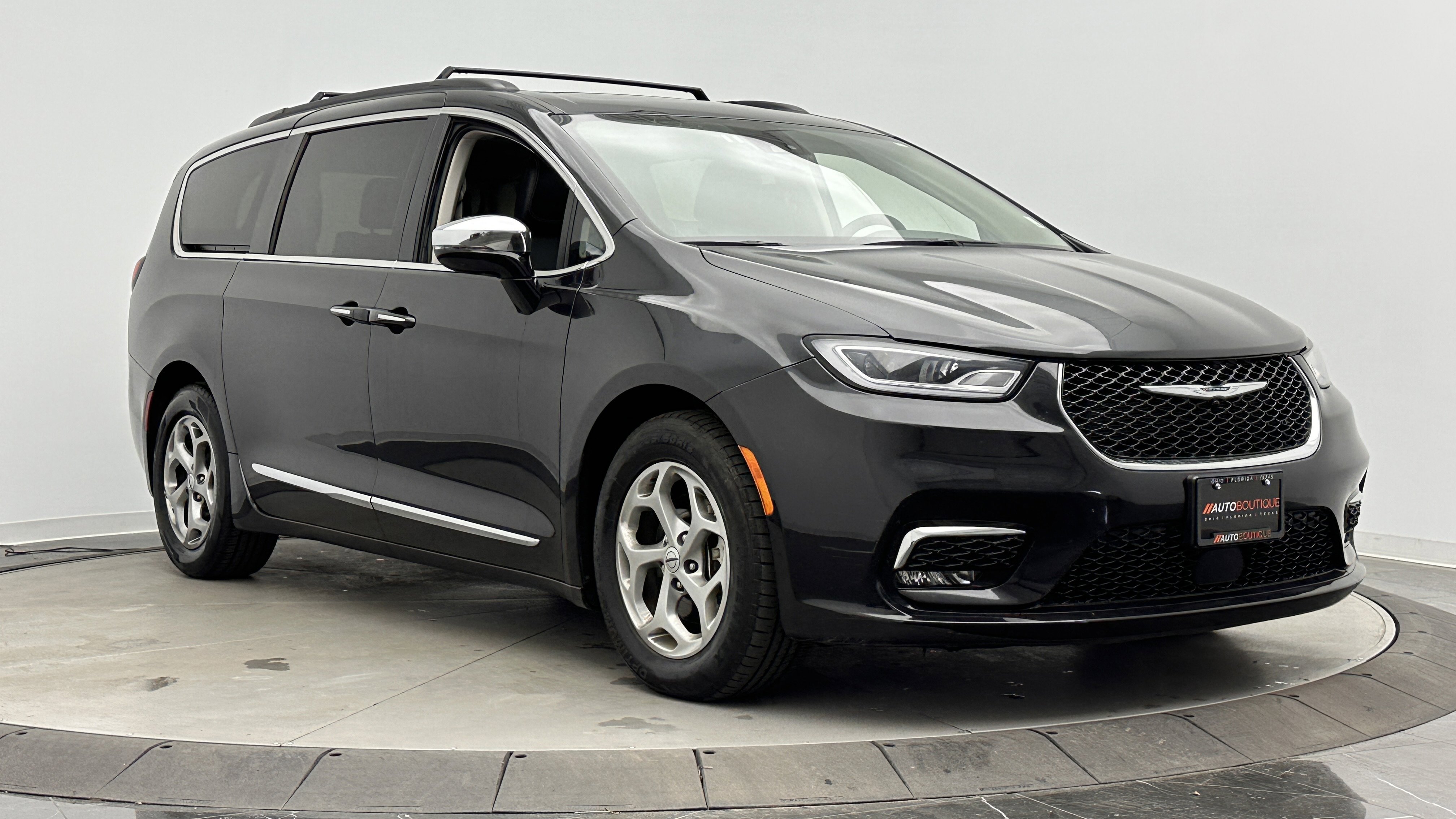 Used 2023 Chrysler Pacifica Limited image 3