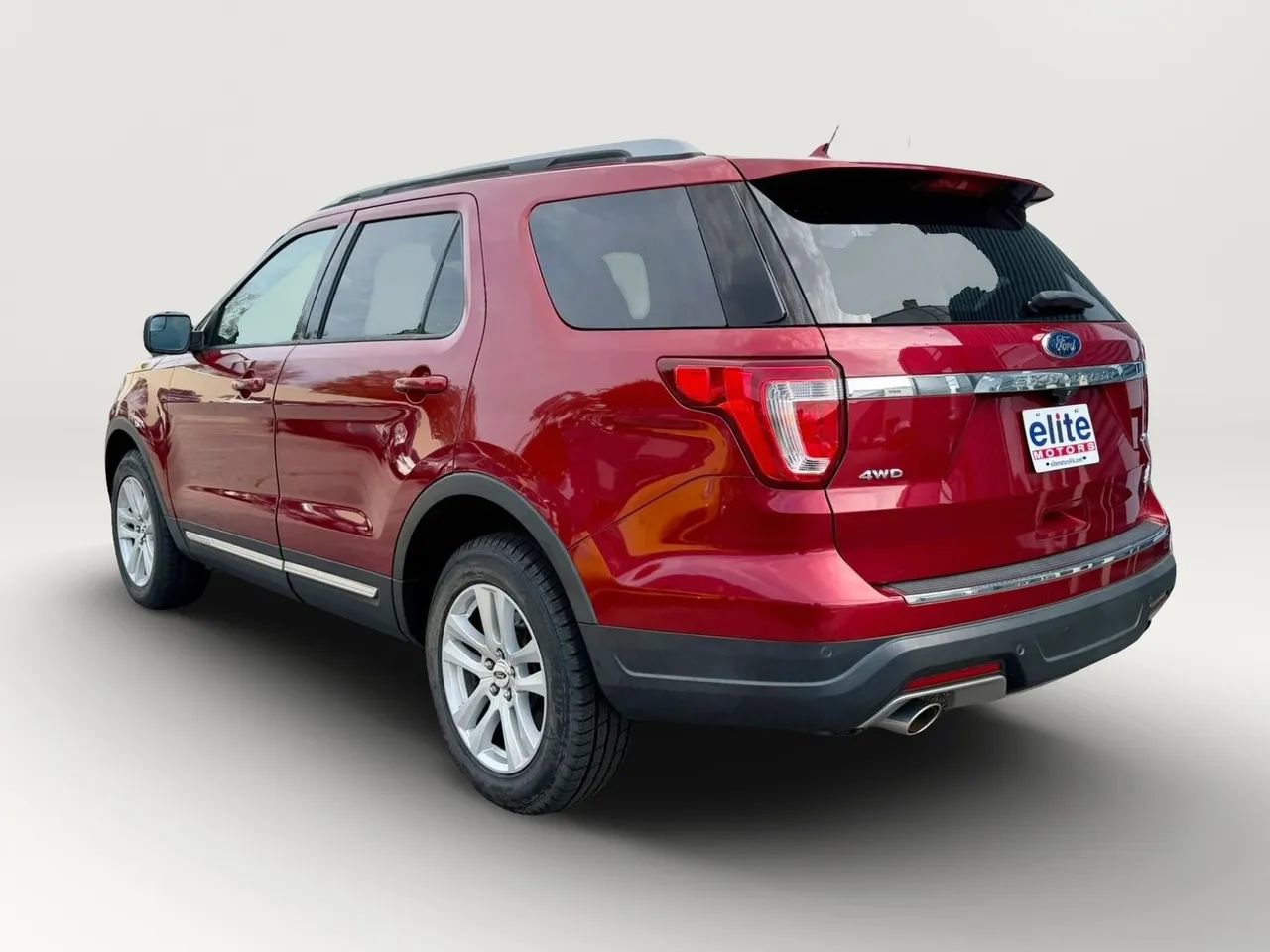 Used 2018 Ford Explorer XLT w/ Equipment Group 202A AWD/4WD image 5