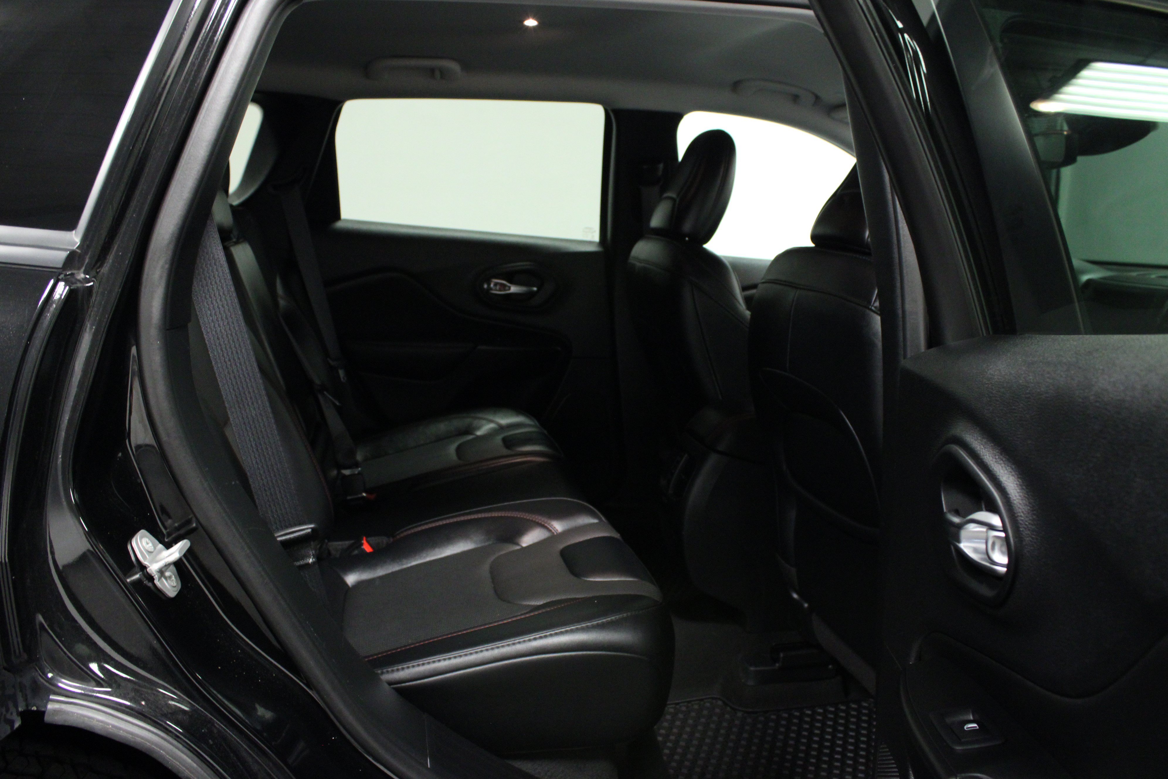 Used 2022 Jeep Cherokee Trailhawk w/ Premium Leather Package AWD/4WD image 15