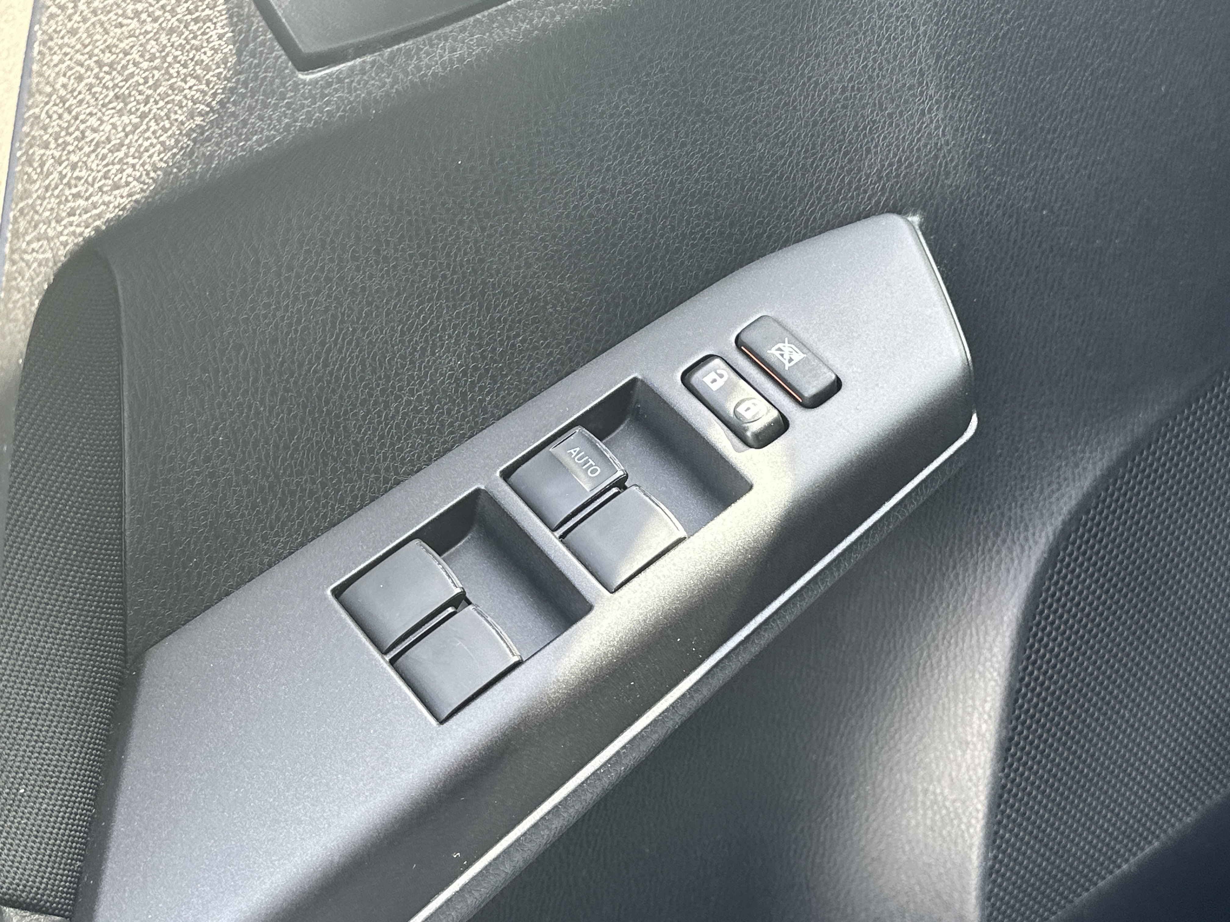 Used 2018 Toyota RAV4 LE image 15