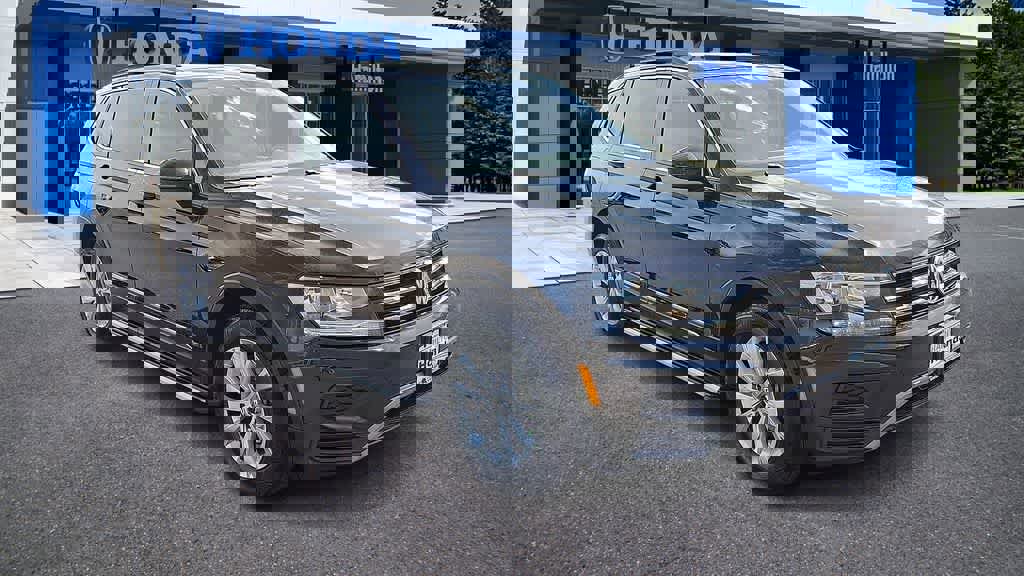 Used 2018 Volkswagen Tiguan SE w/ Panoramic Sunroof Package image 2