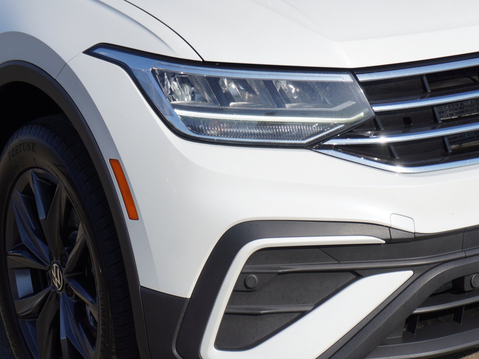 Used 2023 Volkswagen Tiguan SE AWD/4WD image 3
