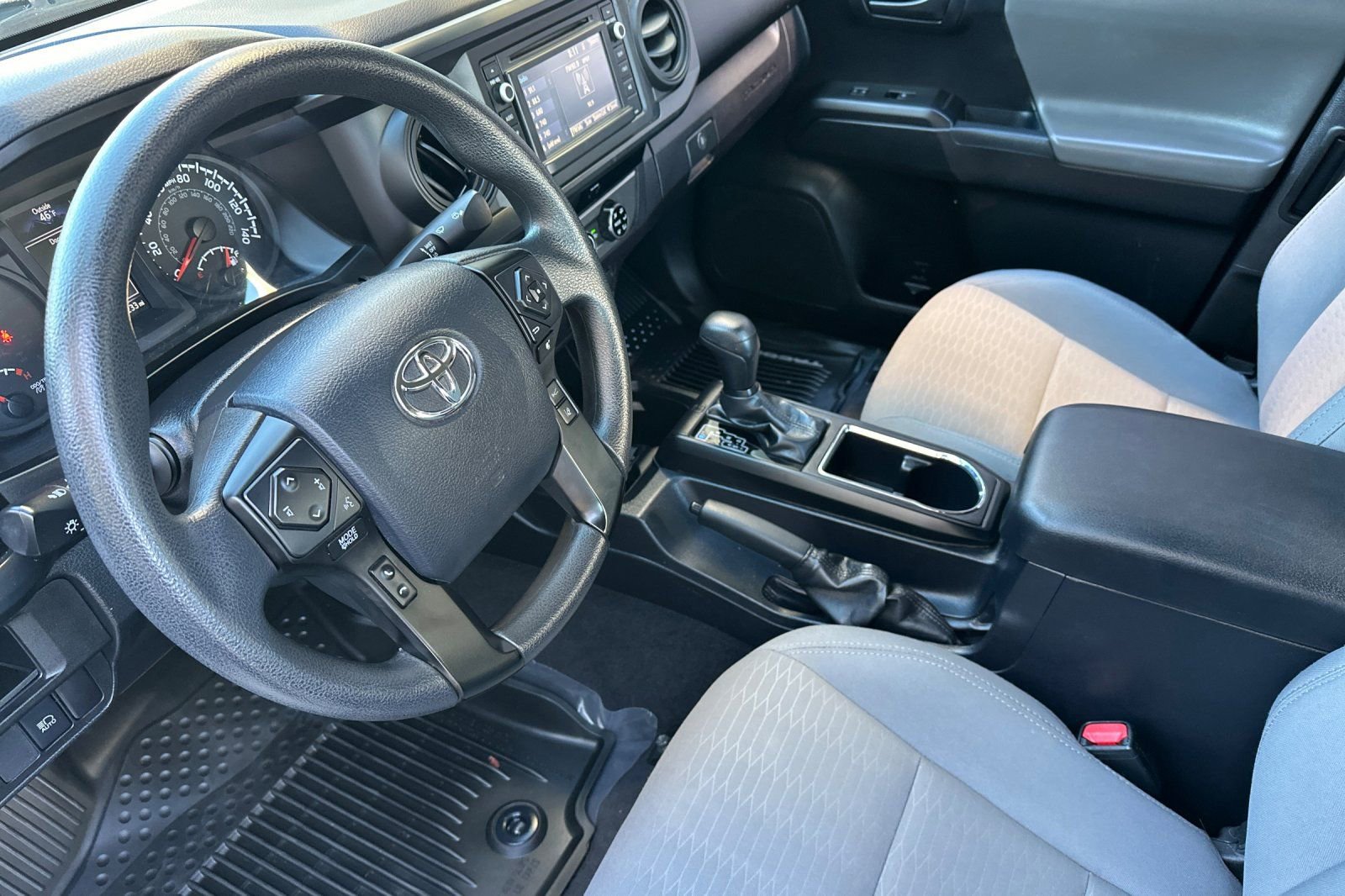 Used 2018 Toyota Tacoma SR image 10