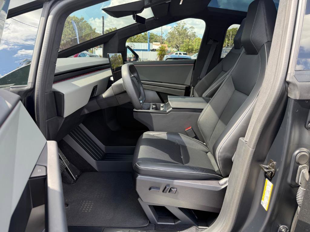 Used 2024 Tesla Cybertruck AWD Crew Cab image 11