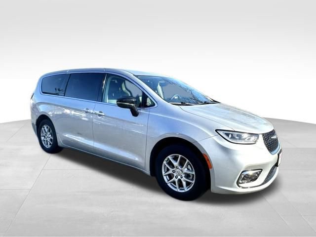 Used 2024 Chrysler Pacifica Touring-L image 10