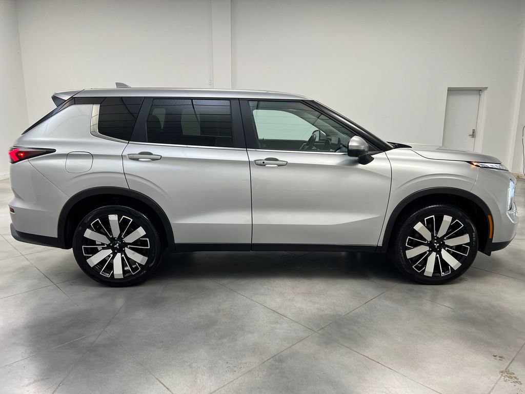 Used 2025 Mitsubishi Outlander SE AWD/4WD image 8