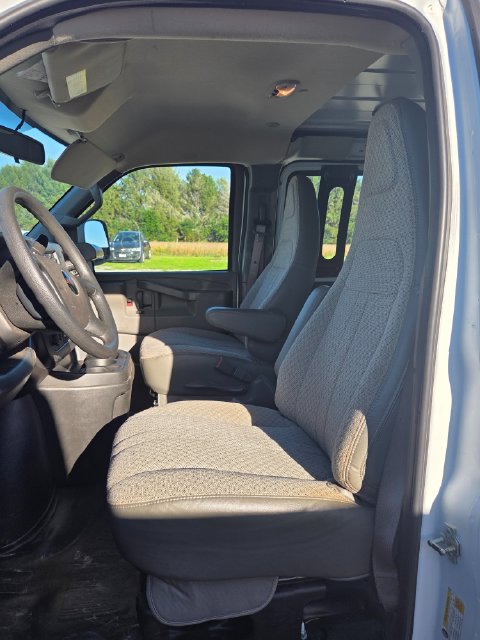 Used 2025 GMC Savana 2500 w/ Driver Convenience Package RWD image 5