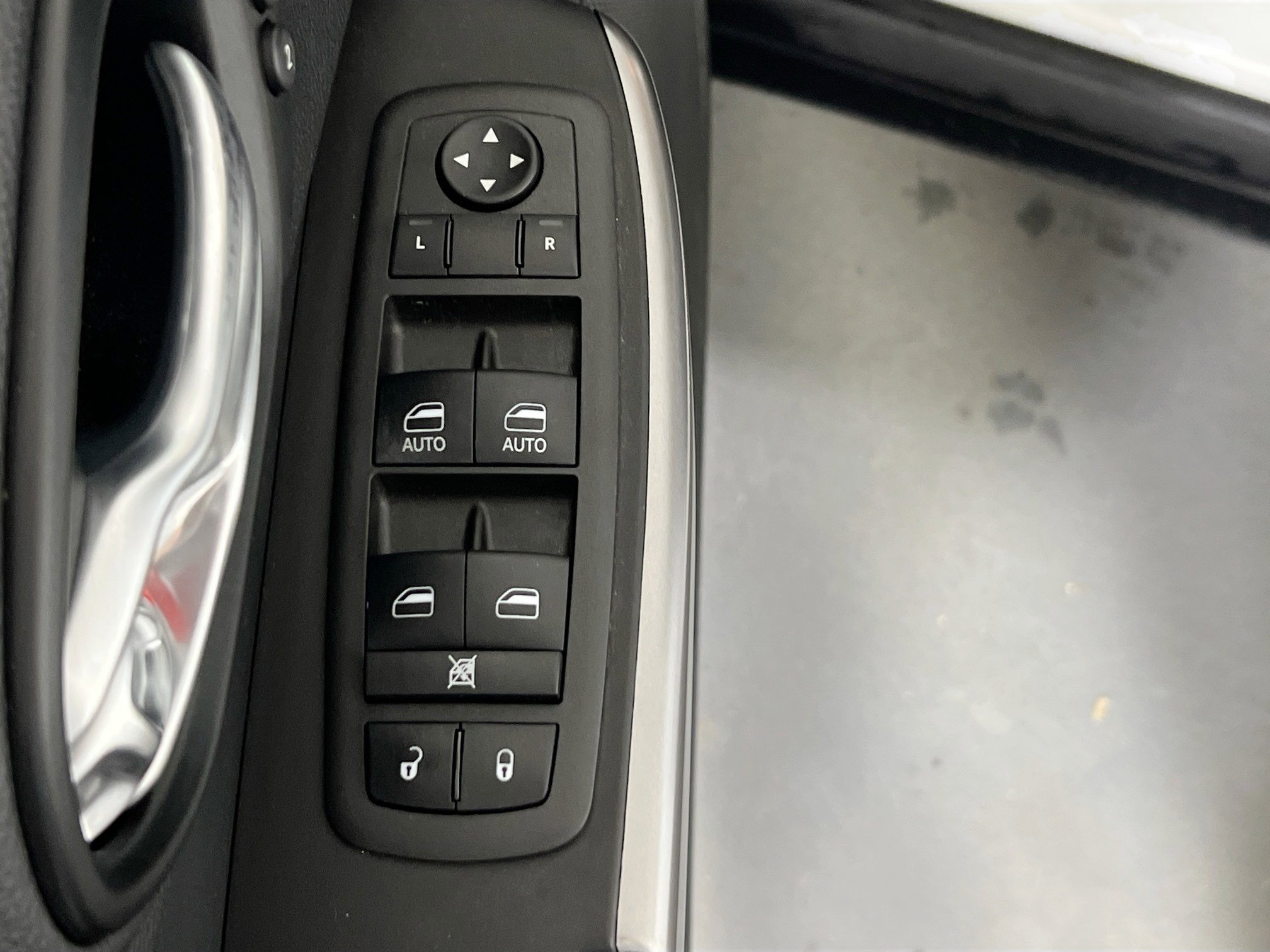 Used 2022 Jeep Cherokee Limited AWD/4WD image 17