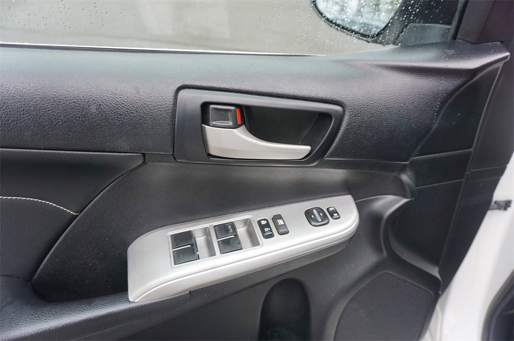 Used 2014 Toyota Camry SE image 3