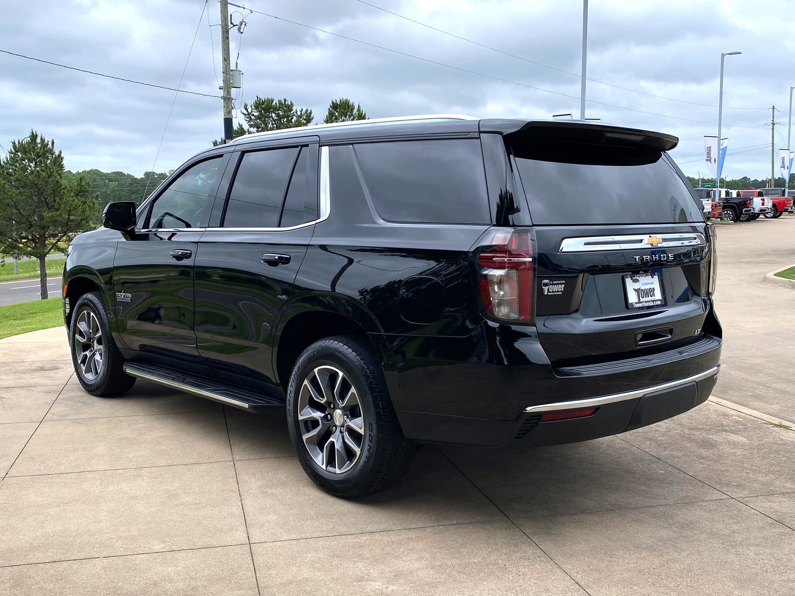 Used 2024 Chevrolet Tahoe LT w/ Luxury Package RWD image 4