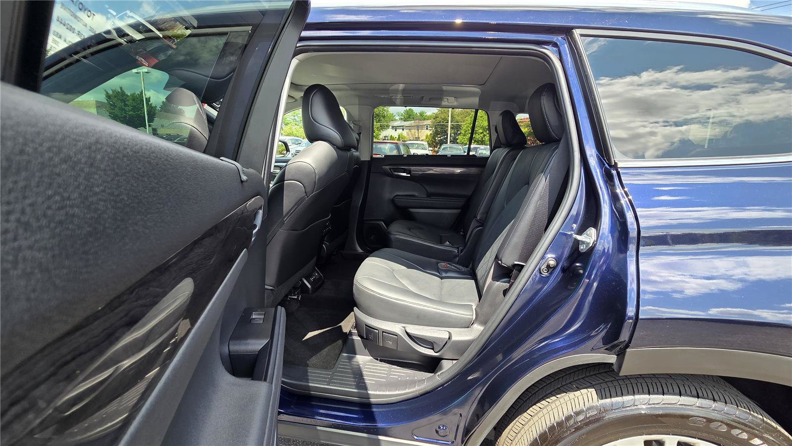 Used 2023 Toyota Highlander Platinum AWD/4WD image 30